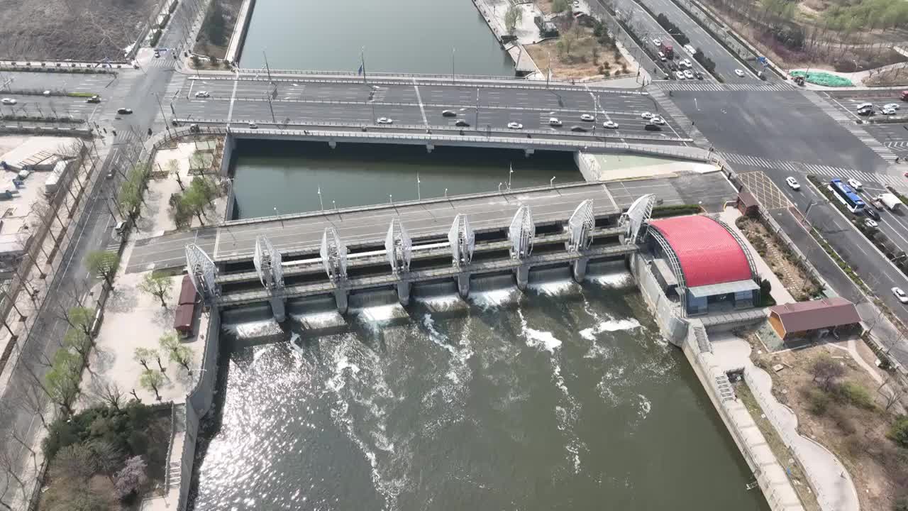 中国山东济南小清河洪园桥与洪园节制闸航拍视频下载