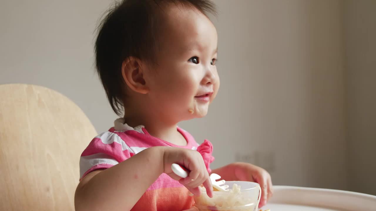 可爱小女孩学用勺子自己吃饭吃面条视频下载