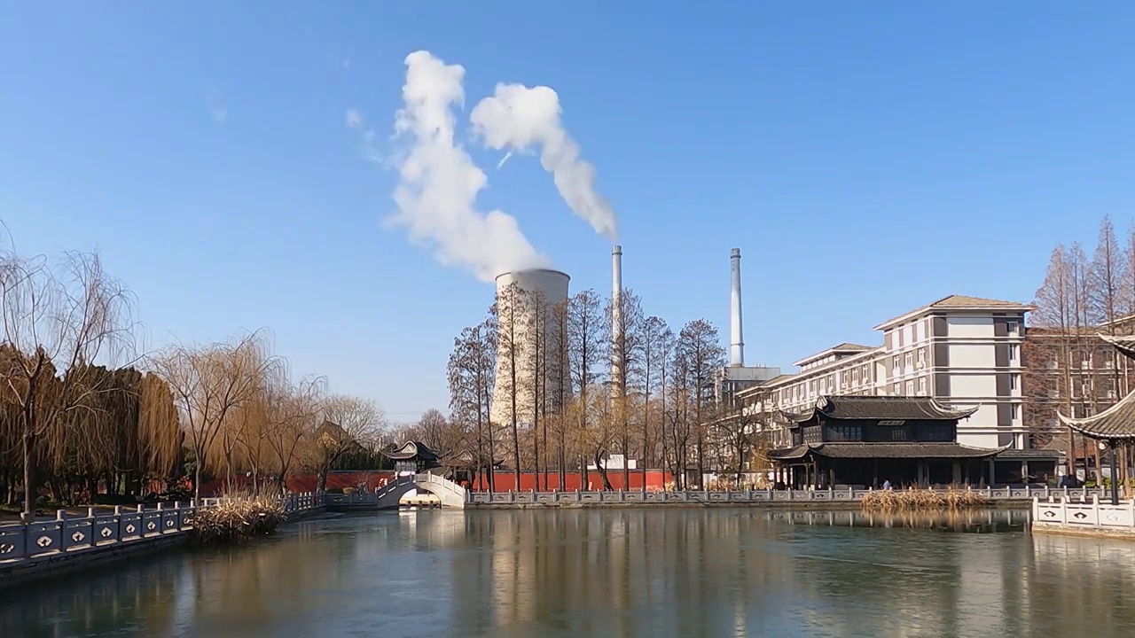 工业园区冒烟的烟囱视频下载