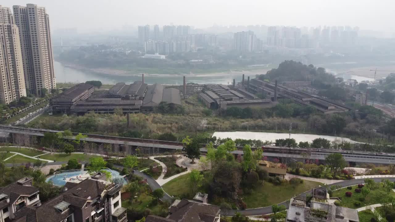 现代城市背景下的重庆特殊钢厂旧貌视频素材