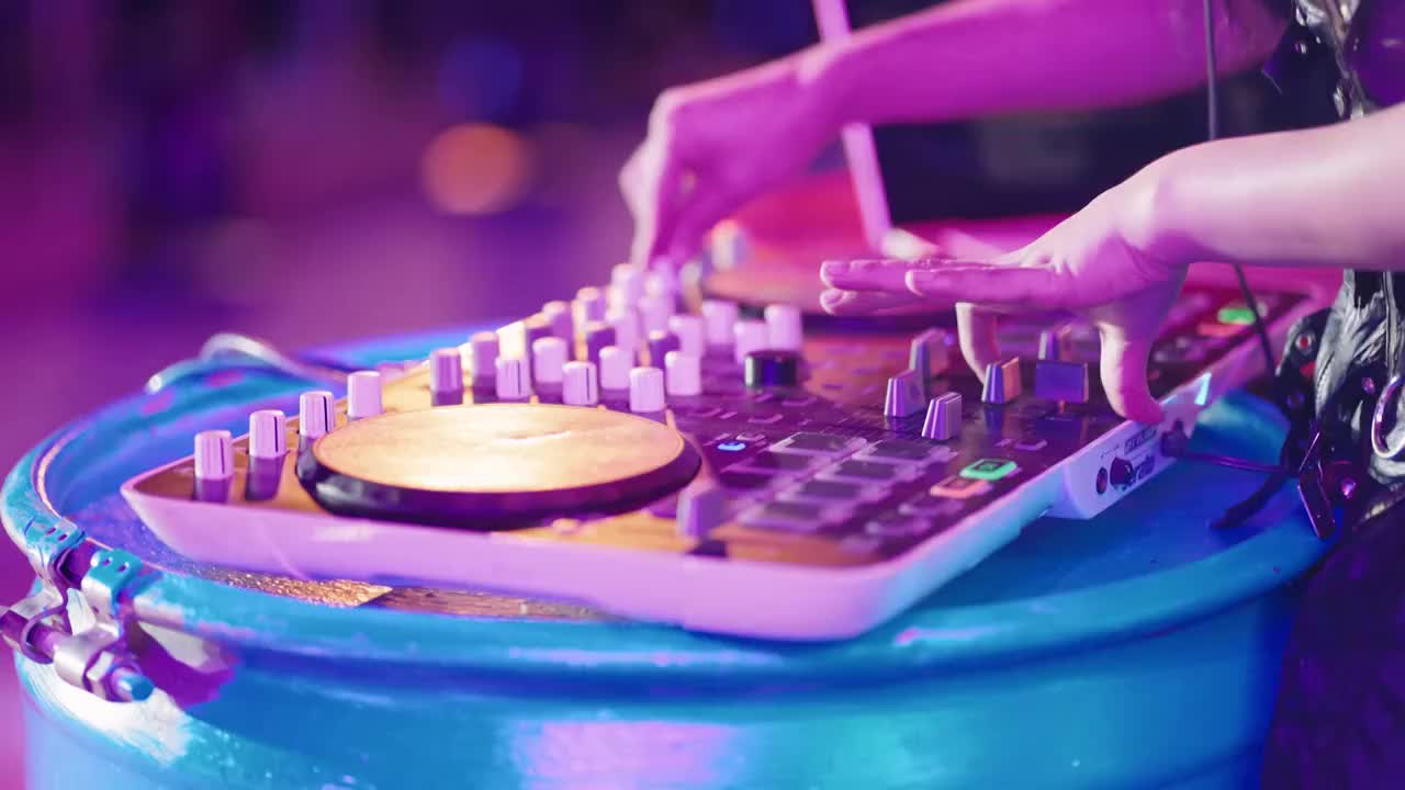DJ在音乐节表演视频下载