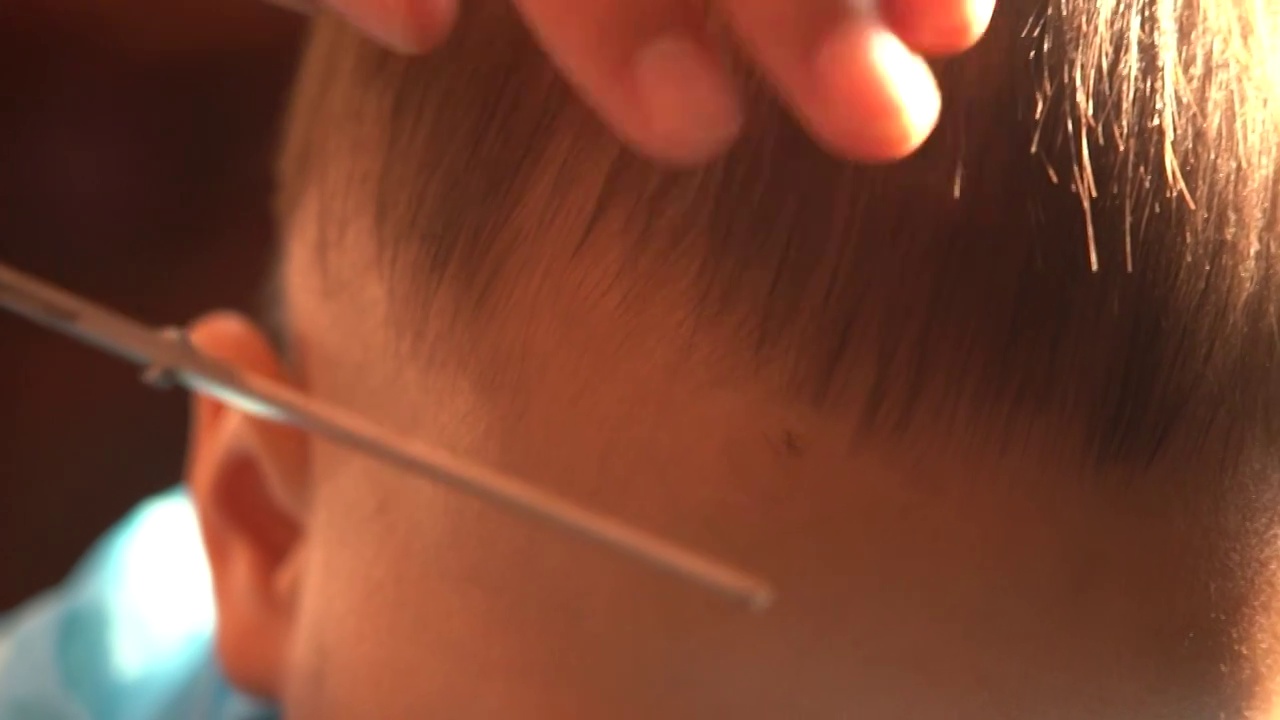 4K幼儿理发剪头发头发造型特写实拍视频（合集）视频下载