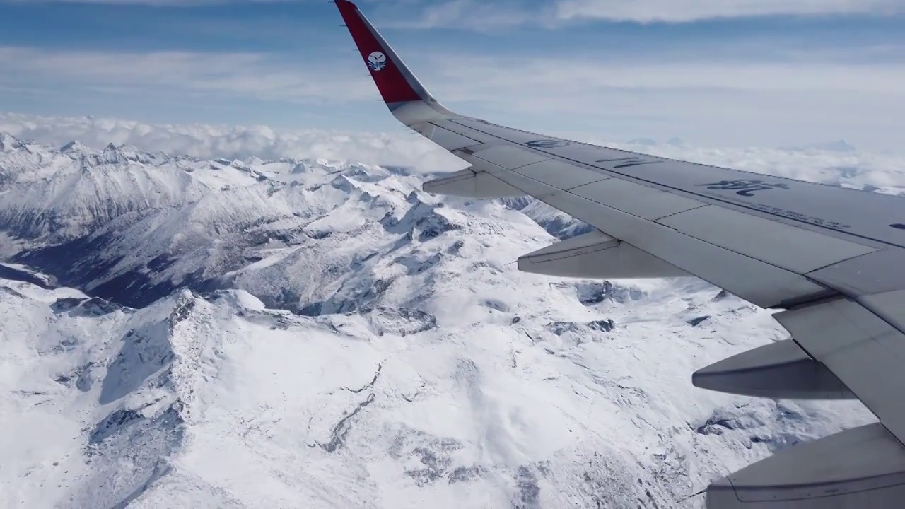 飞机飞越青藏高原的雪山和山脉视频素材