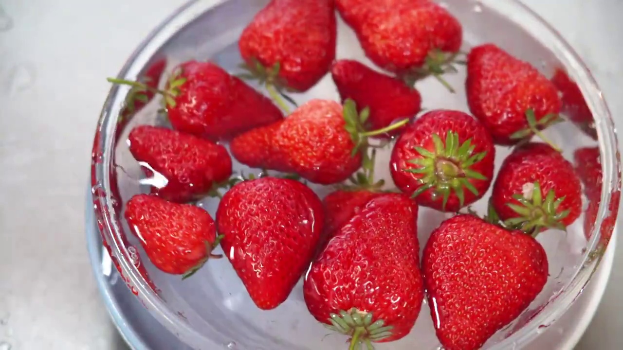 清洗草莓视频素材