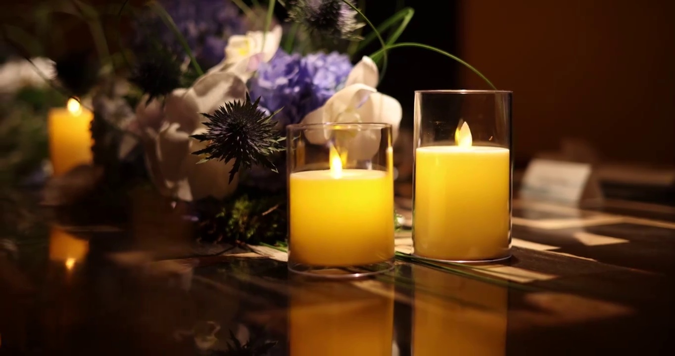 餐桌上的蜡烛花艺布置视频下载