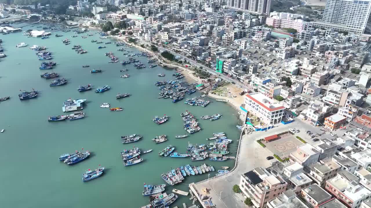 航拍渔村停满船舶的港口视频素材