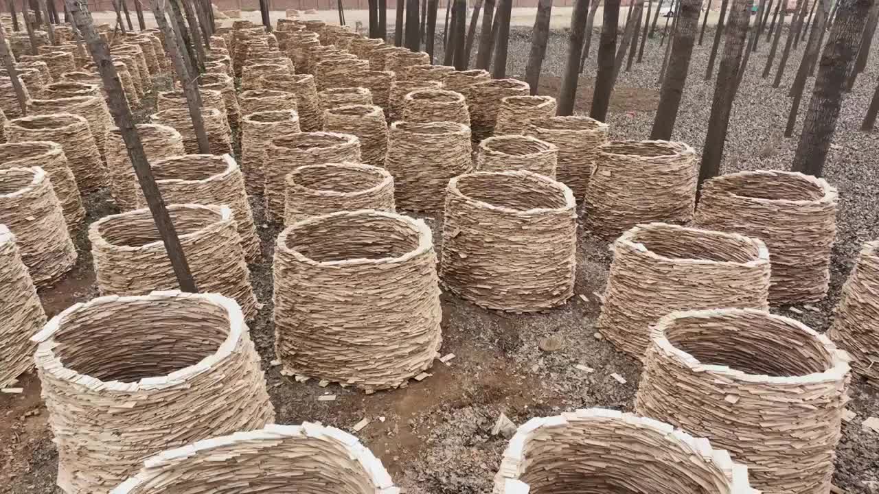 农村木材加工厂木料切片成堆码放晾晒视频下载