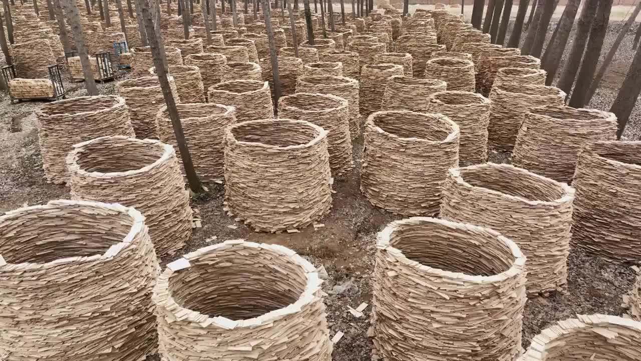 农村木材加工厂木料切片成堆码放晾晒视频下载