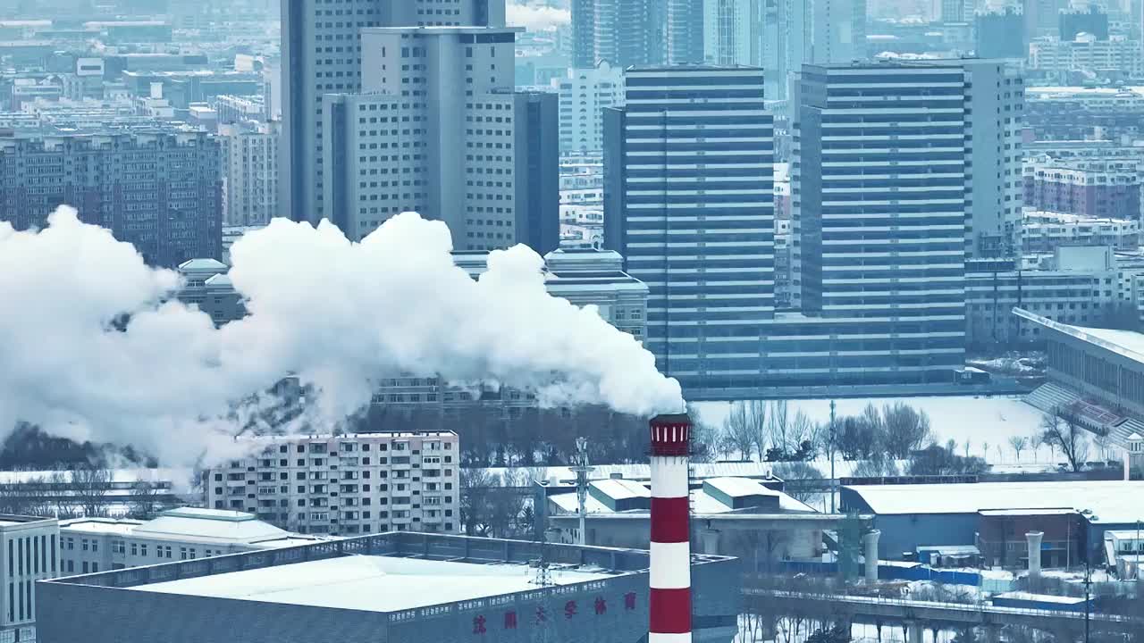 东北冬季供暖烟囱航拍视频下载