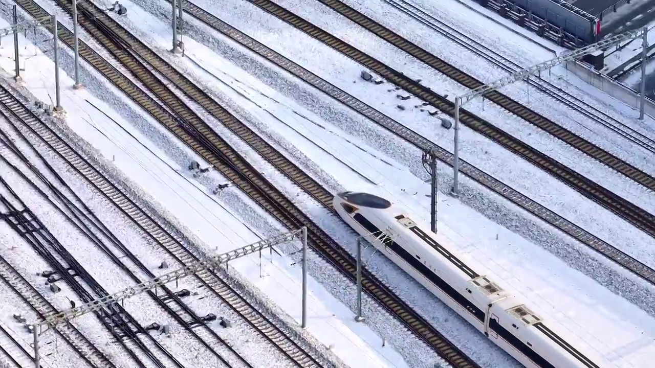 中国东北高铁火车头行驶在雪地中的特写航拍视频素材