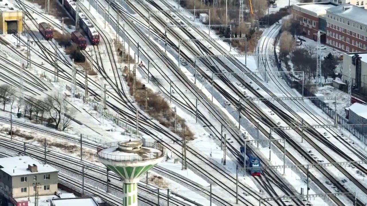 中国东北火车头行驶在雪地中的特写视频素材