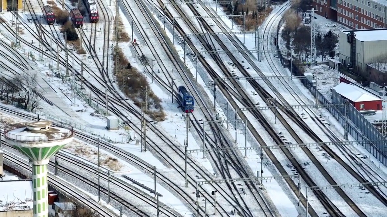 中国东北火车头行驶在雪地中的特写视频下载