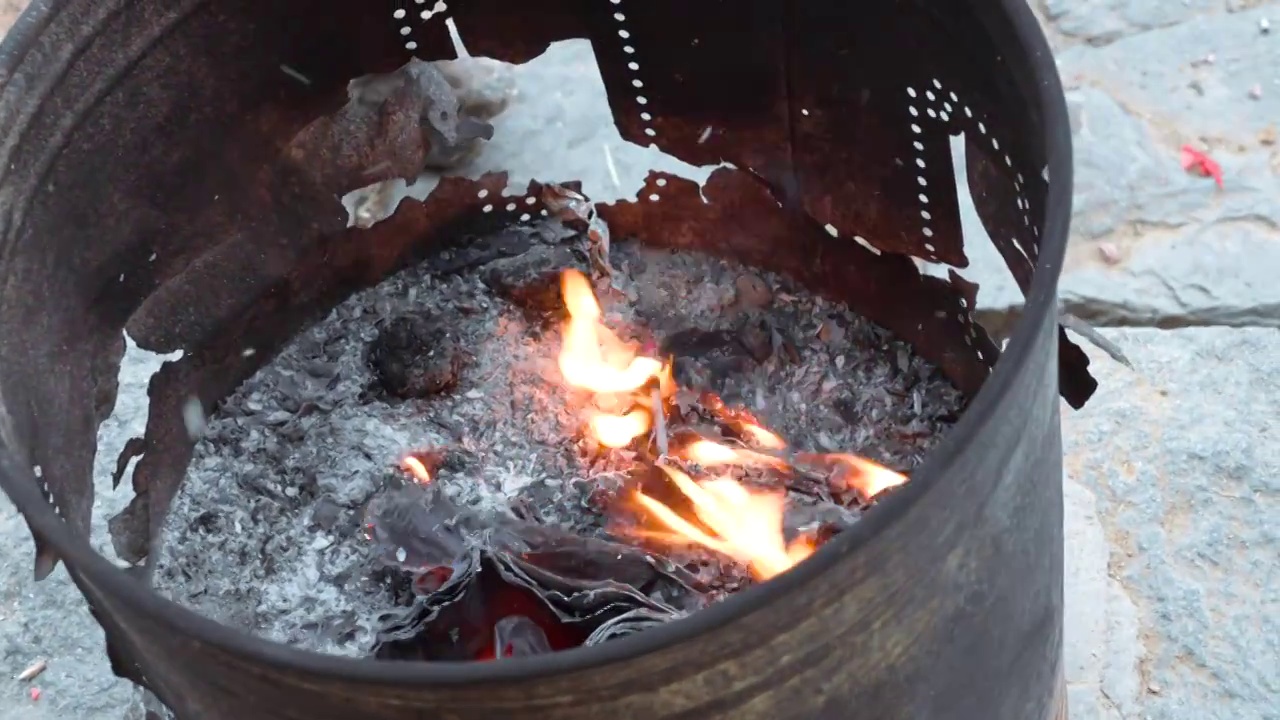农村铁皮炉子里燃烧的火苗视频下载