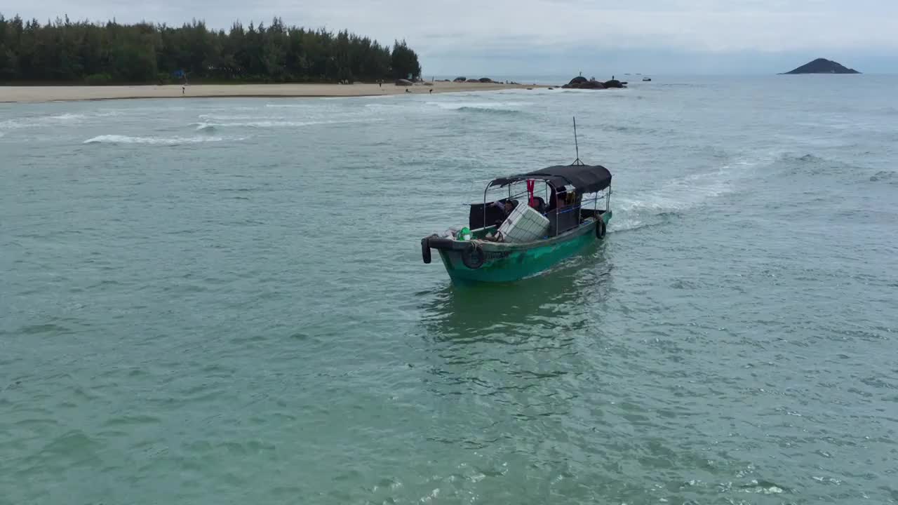 航拍渔船出海视频下载