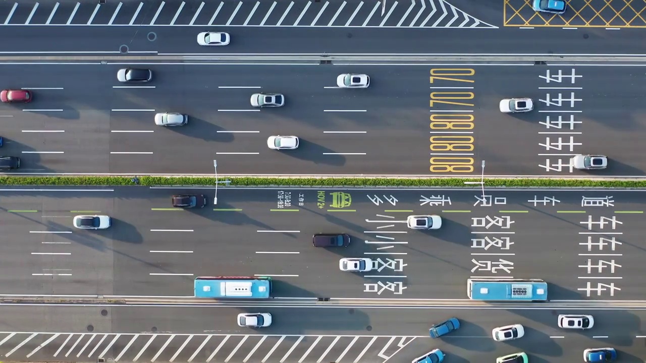 俯拍城市繁忙的车流视频下载