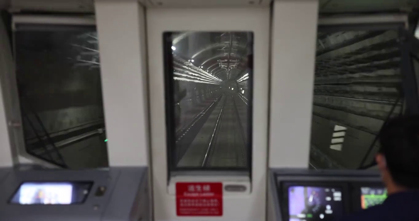 地铁驾驶员在驾驶地铁行驶视频下载