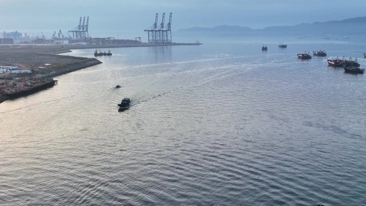 航拍广东惠州大亚湾出海的渔船视频素材