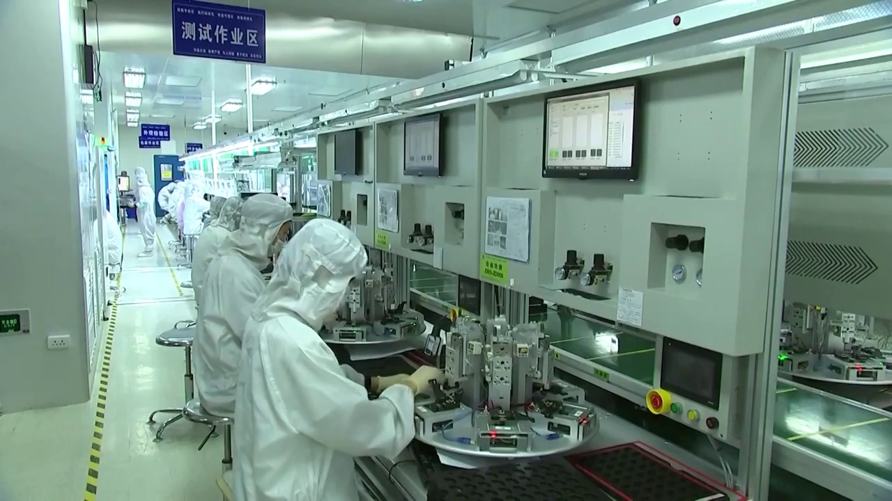 中国芯片工厂内部高科技自动化生产线（选编）视频素材