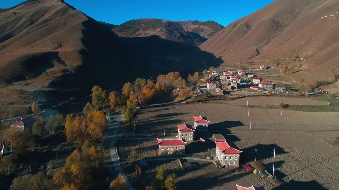 秋季新都桥藏族村庄航拍风景视频下载