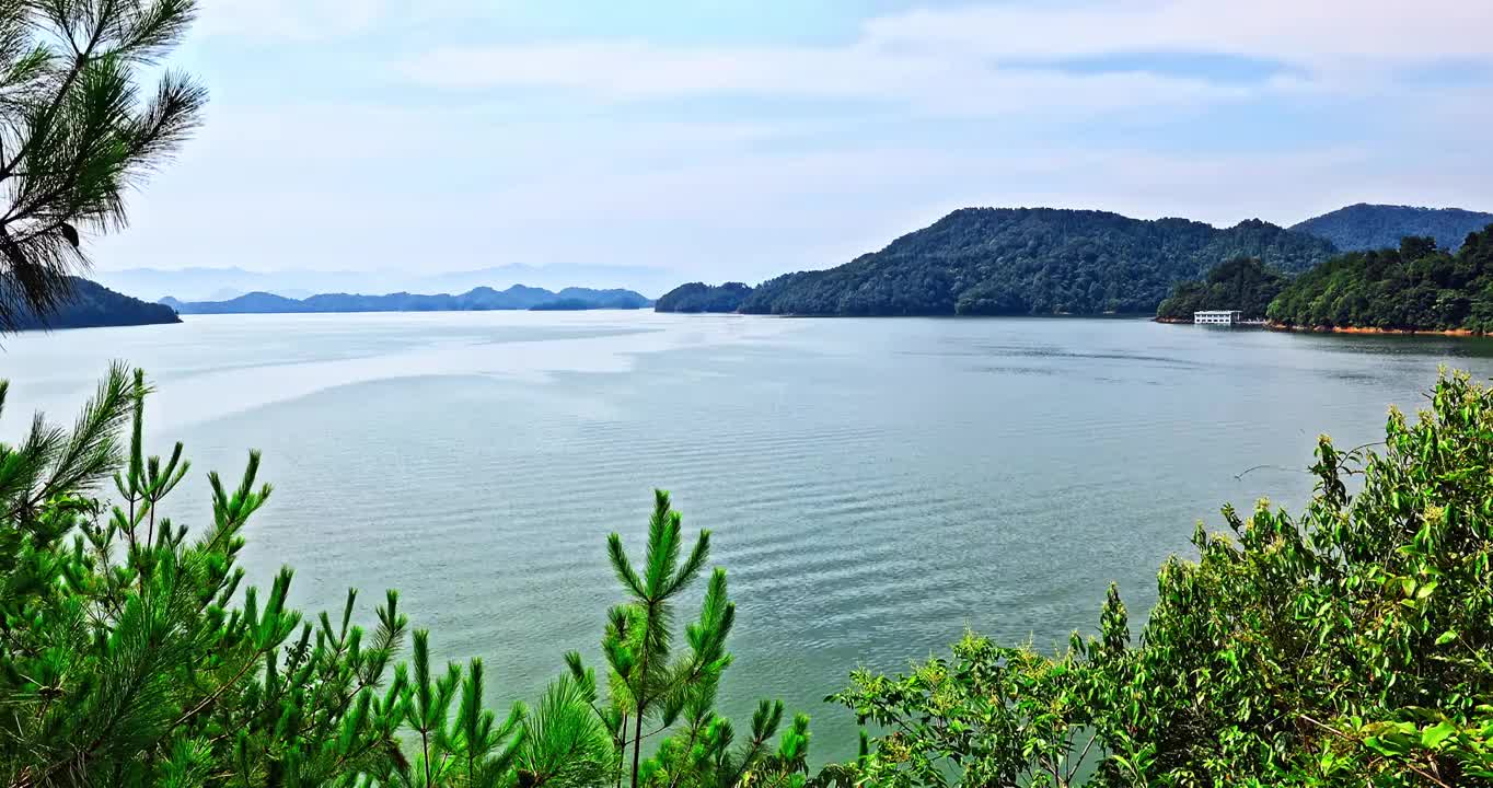 中国杭州千岛湖山脉湖面风光视频素材