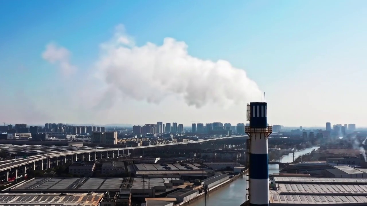 航拍工业区冒烟的烟囱视频下载