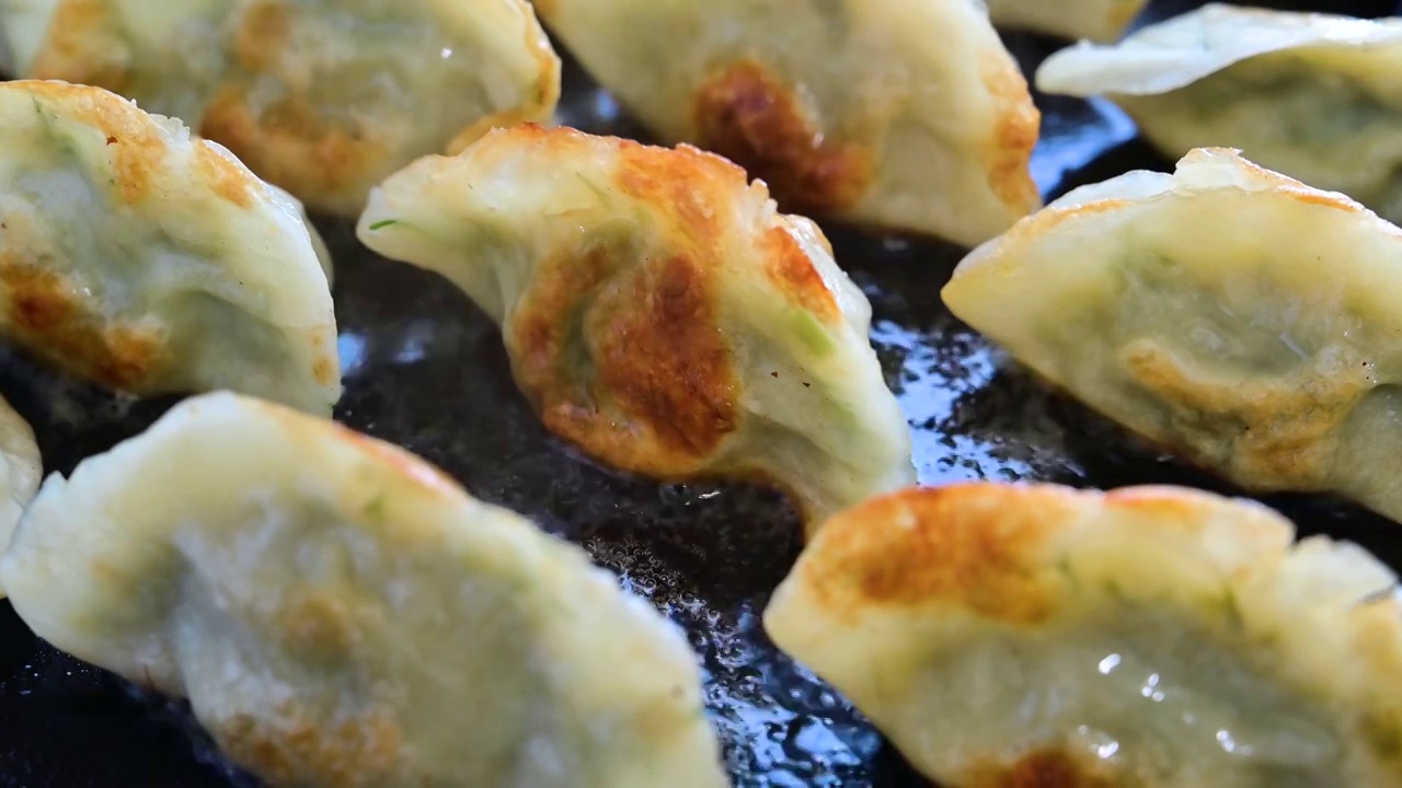 中式传统美食水饺包煎饺子视频素材