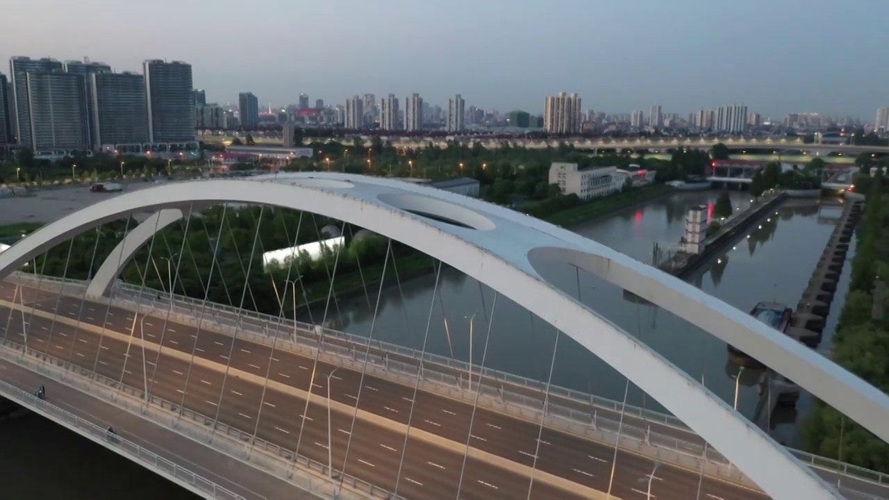 航拍上海前滩大桥视频下载