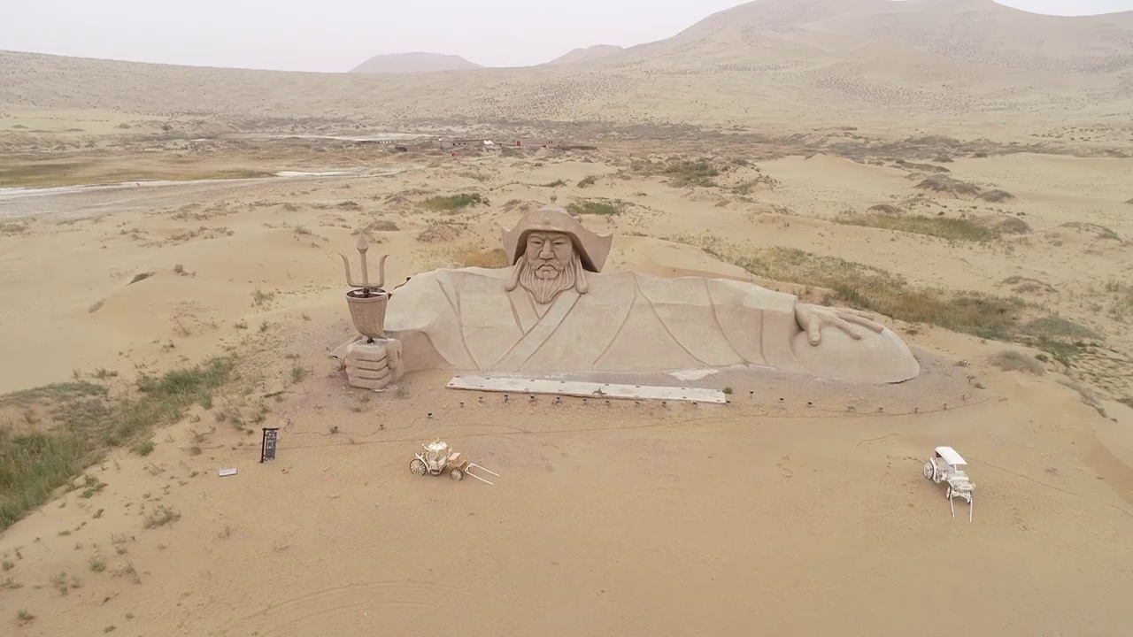 航拍甘肃巴丹吉林沙漠成吉思汗雕塑视频下载