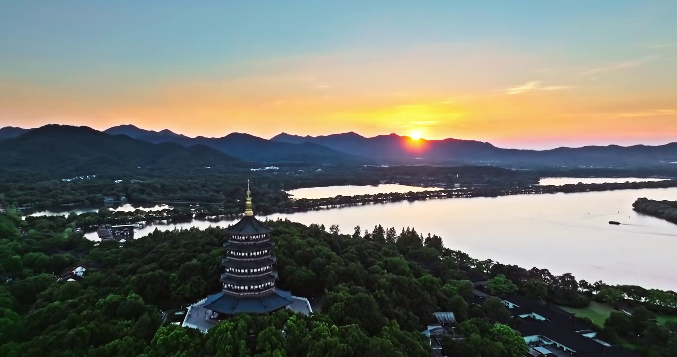 中国杭州西湖日落时雷峰塔和山脉景观视频下载