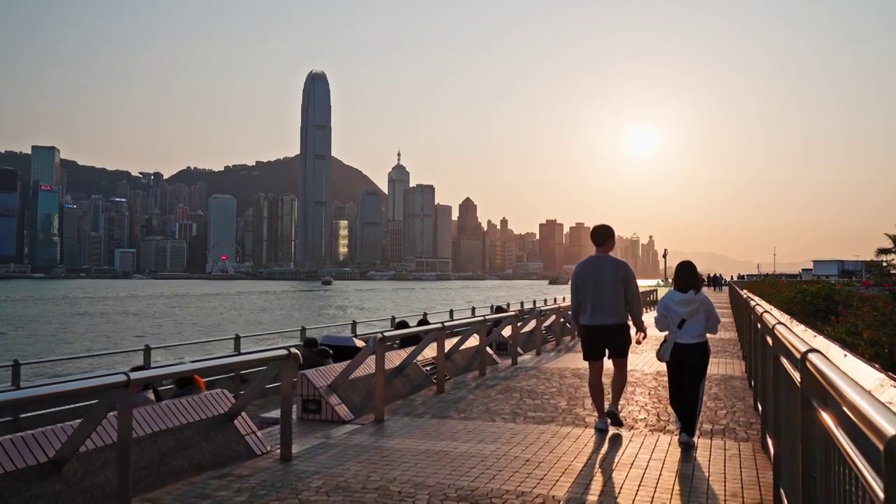 香港维多利亚港落日散步的人视频下载