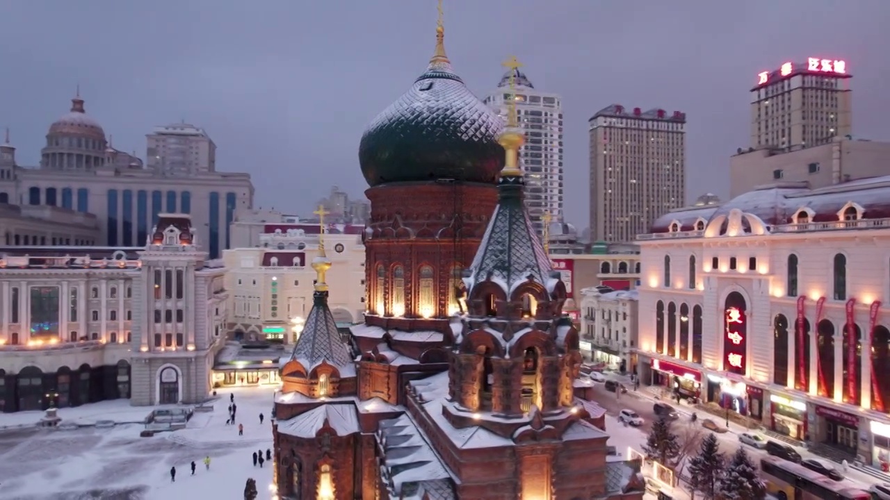 中国哈尔滨圣索菲亚大教堂广场夜景航拍视频素材