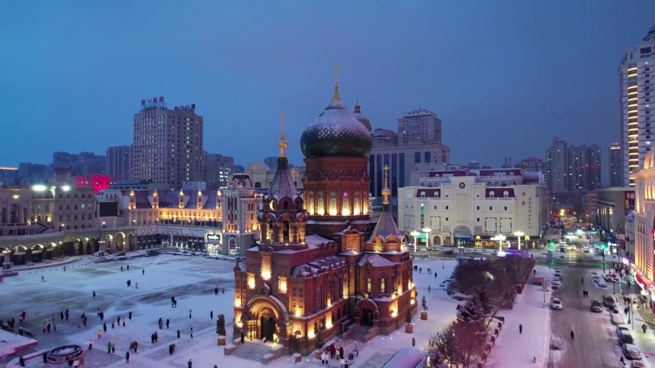 中国哈尔滨圣索菲亚大教堂广场夜景航拍视频素材