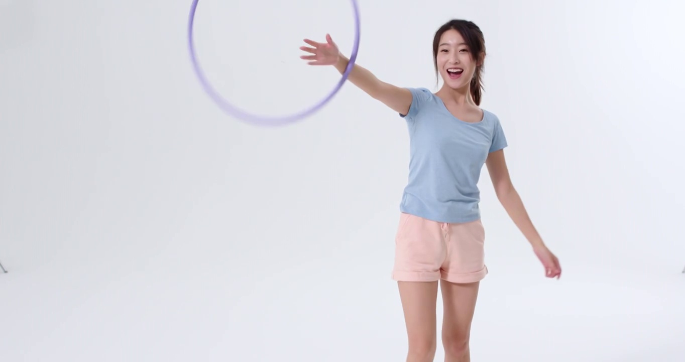 快乐的年轻女子玩转呼啦圈视频下载