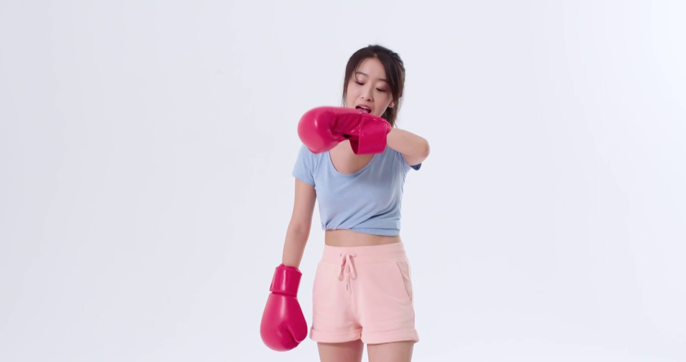 年轻女子练拳击视频下载