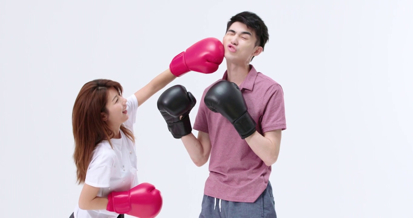 幽默的年轻情侣练拳击视频素材
