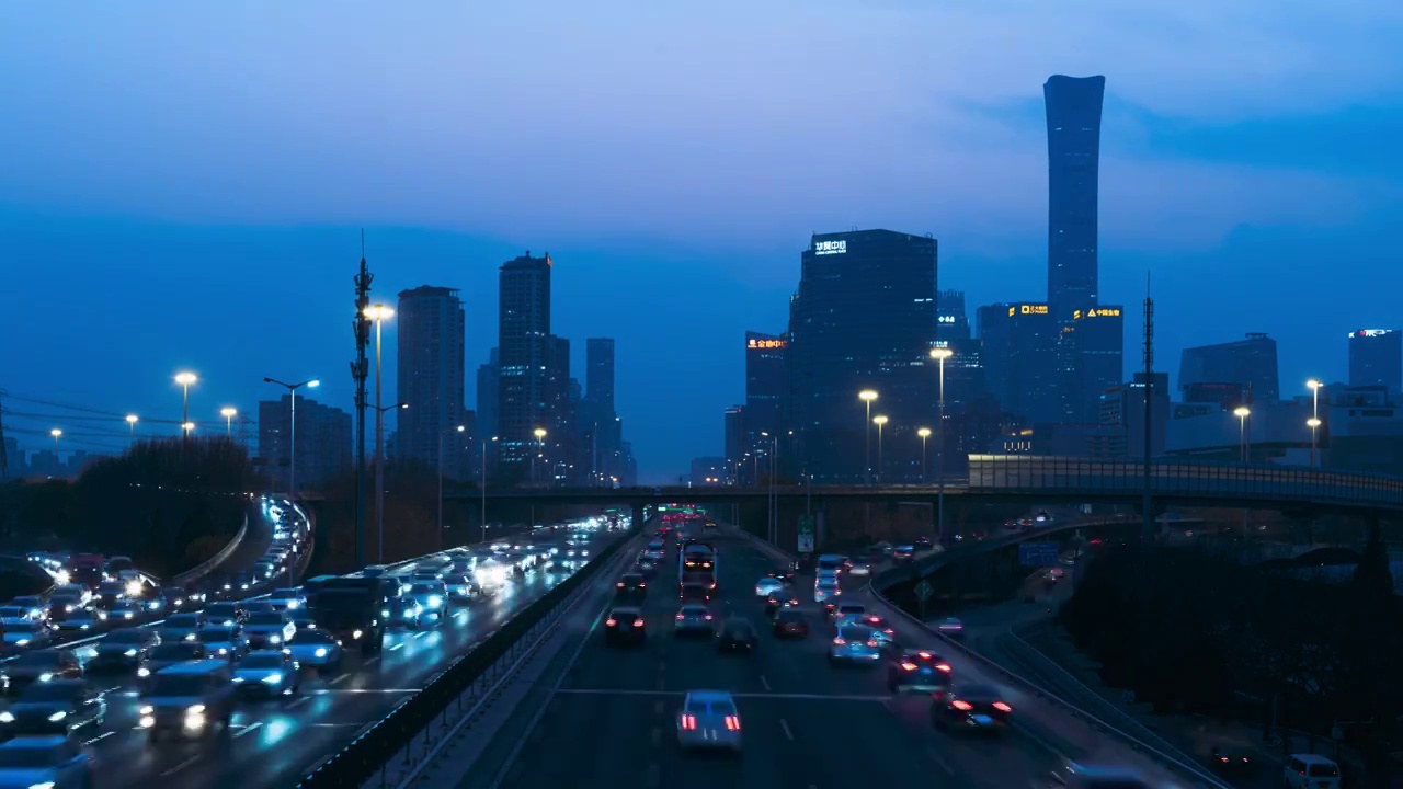 北京CBD晚高峰时间多车道汽车车流视频下载