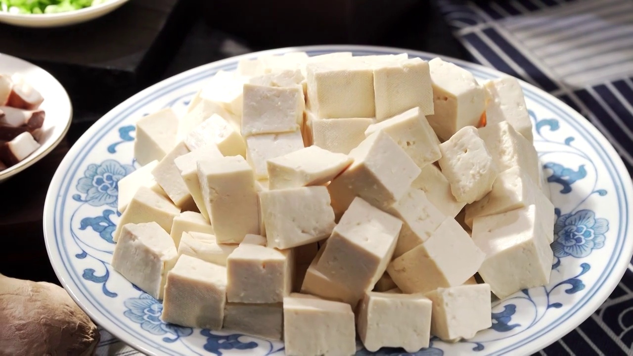 经典川菜香菇肉酱烧豆腐所需食材视频下载
