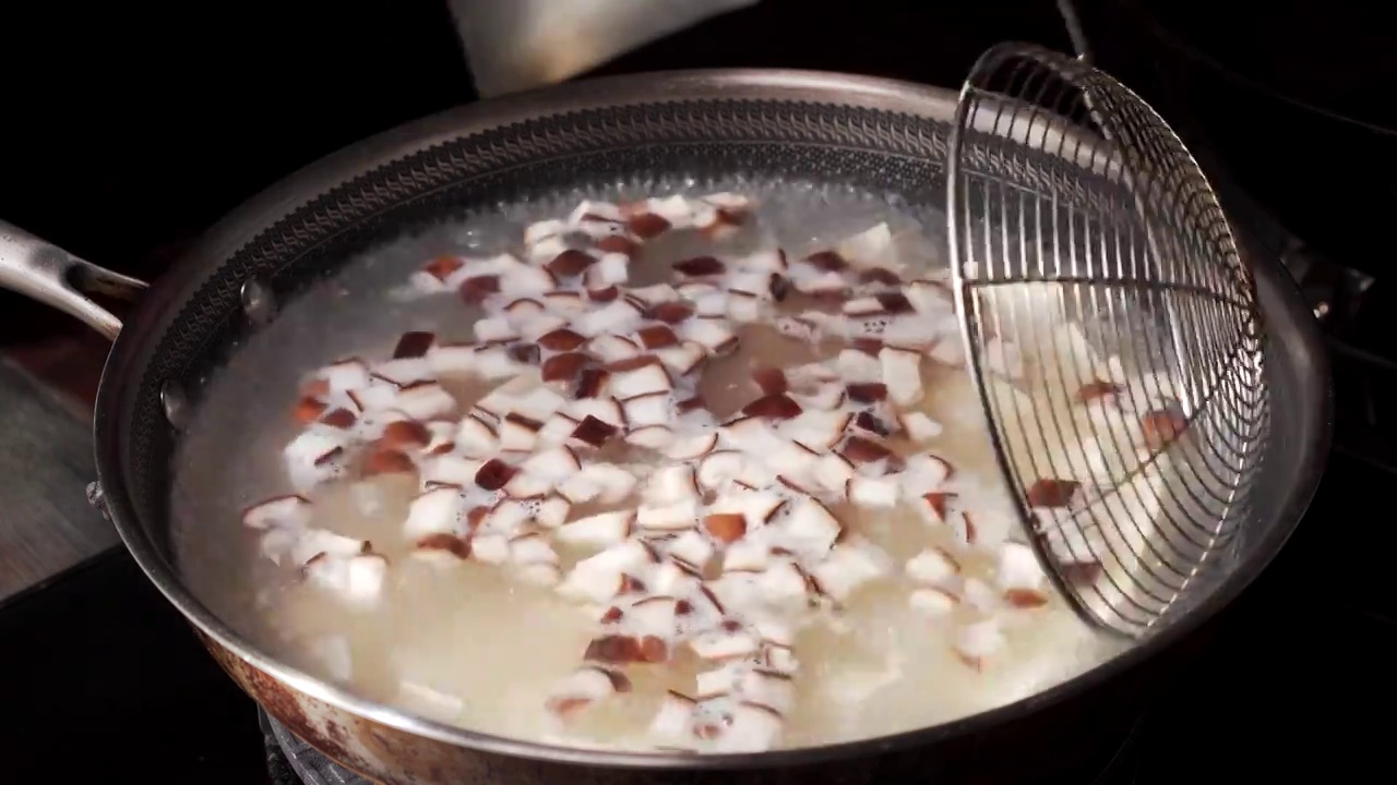 特色中餐香菇肉酱烧豆腐烹饪过程视频素材