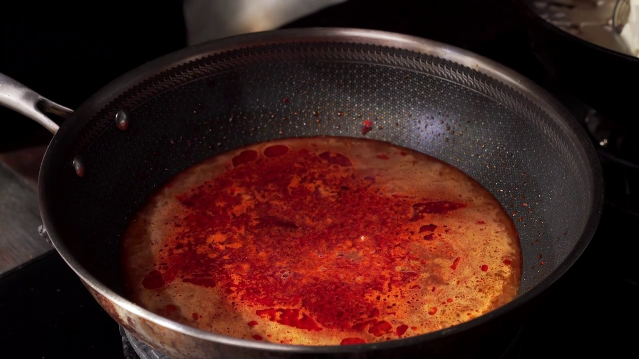 特色中餐香菇肉酱烧豆腐烹饪过程视频素材