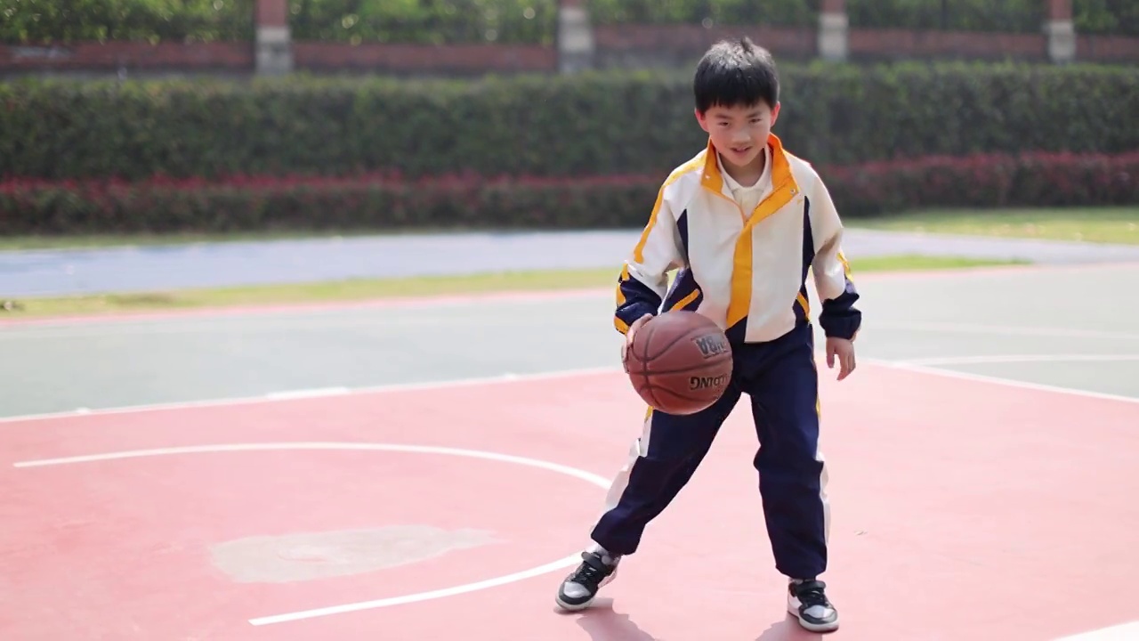 亚洲男孩在校园里练习打篮球视频下载