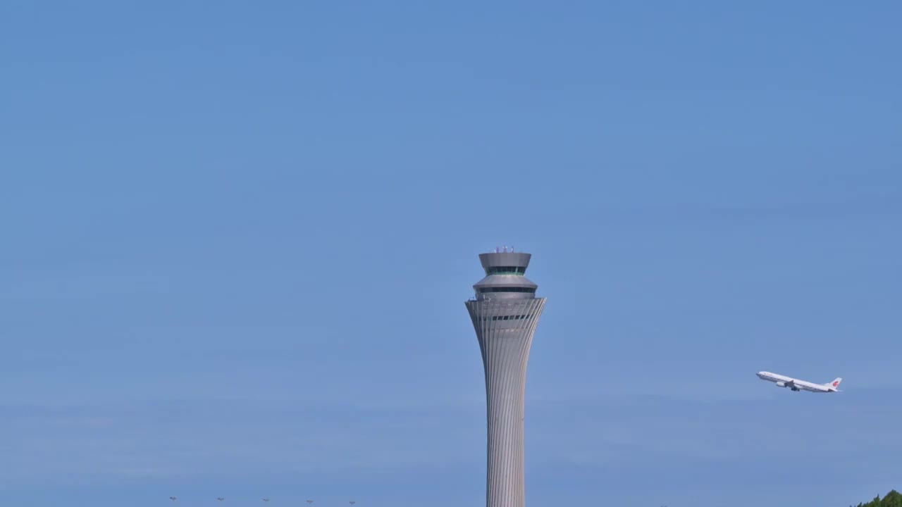成都天府国际机场飞机飞过塔台控制塔视频下载