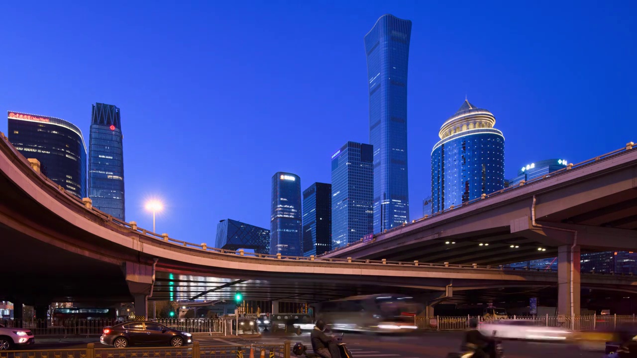 北京CBD国贸地标摩天大楼晚高峰车流视频下载