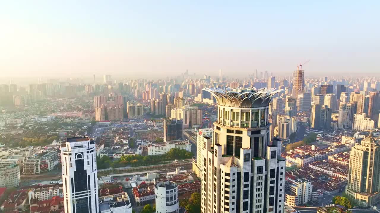 上海外滩中心大楼日出航拍视频下载