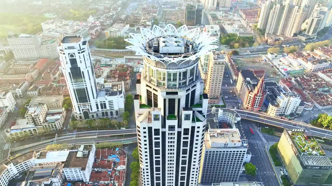 上海外滩中心大楼日出航拍视频下载