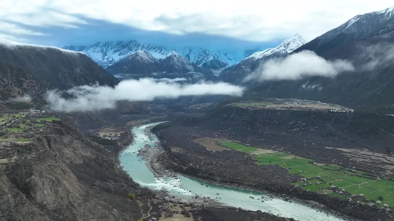 西藏林芝南迦巴瓦和雅鲁藏布大峡谷的云海航拍风光视频下载