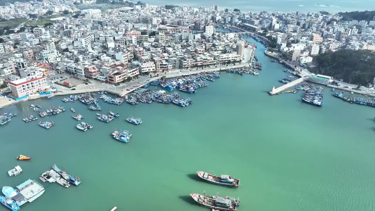 航拍广东惠州大亚湾渔村港口船舶海景视频素材