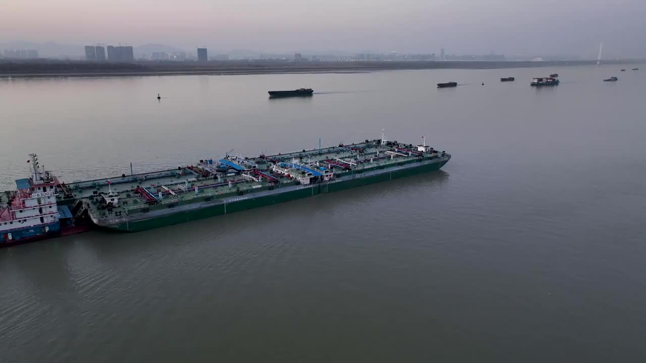 航拍长江上的分节油运输船视频素材