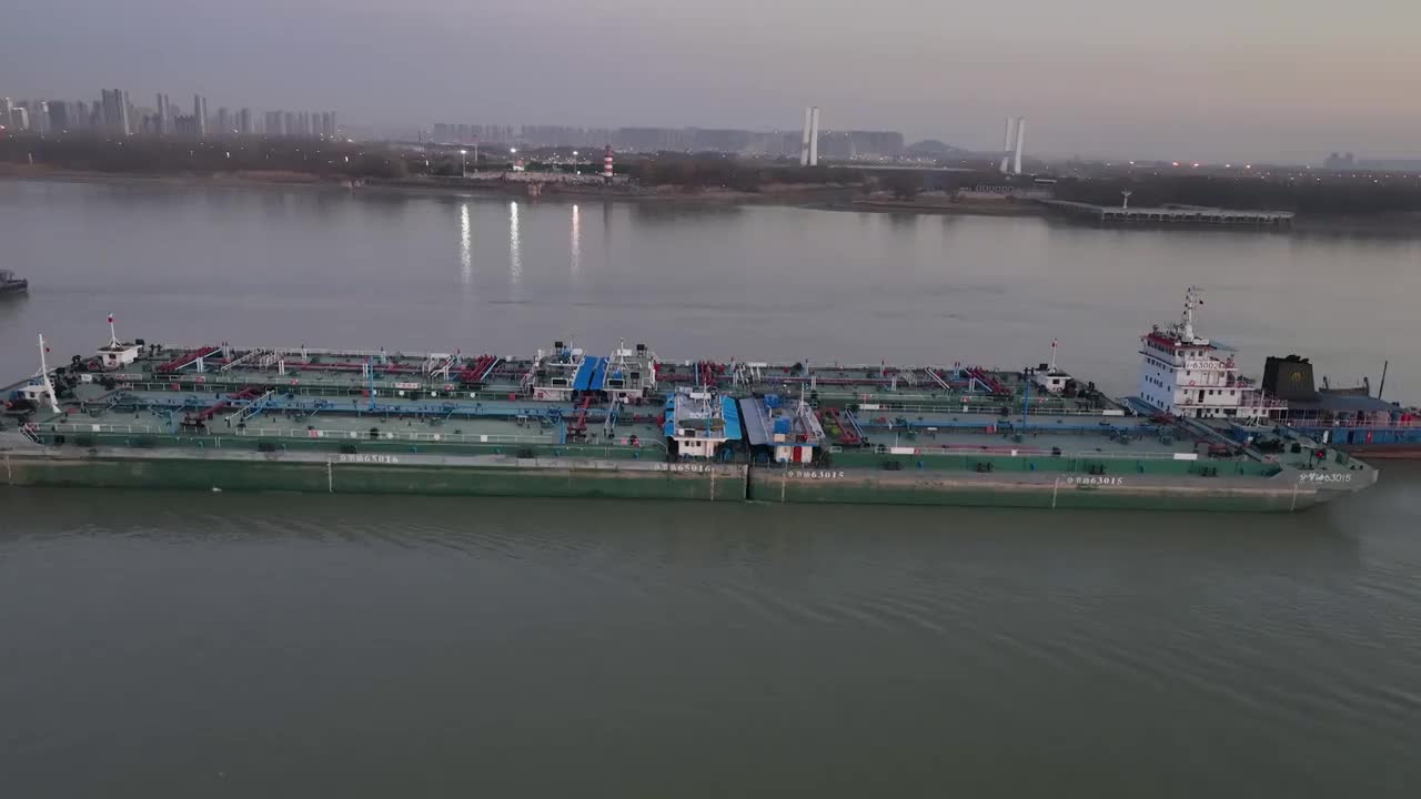 航拍长江上的分节油运输船视频素材