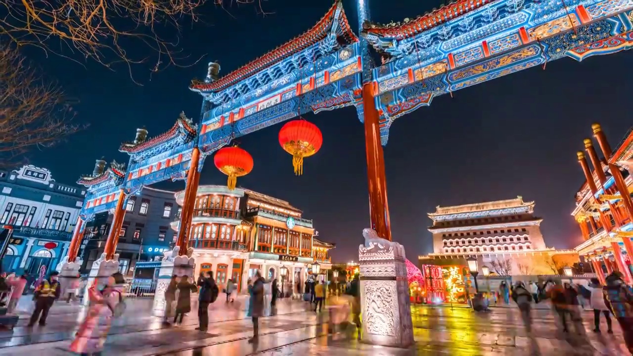 春节期间中国北京前门大街正阳门建筑夜景穿梭的游客延时摄影视频下载