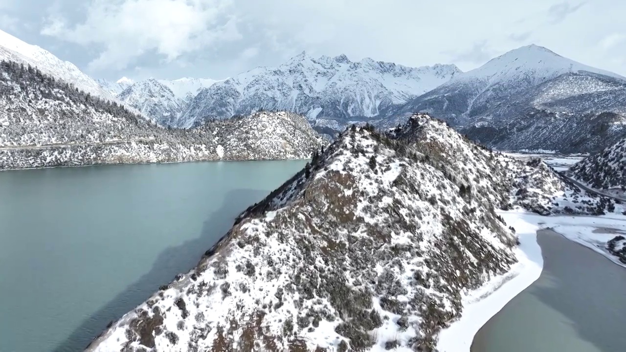 西藏昌都市八宿县然乌湖和雪山的航拍风光视频素材